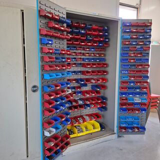 Werkplaatskast met inhoud