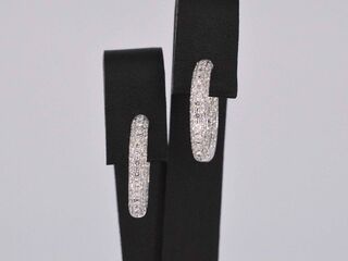 Witgouden oorbellen met briljant geslepen diamanten