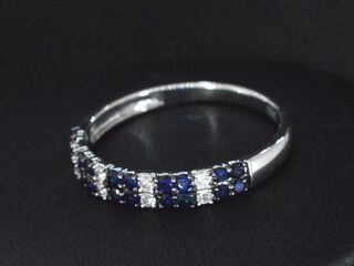 Witgouden ring met diamanten en saffieren