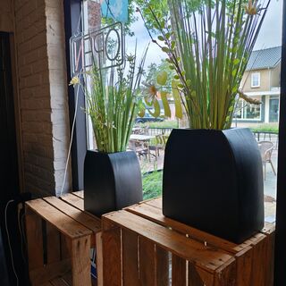 2x Vaas met kunstbloemen