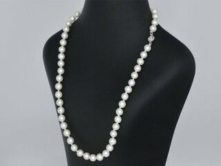 Parelsnoer met witgouden sluiting met diamant
