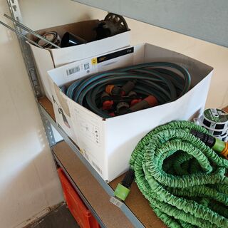 Diverse tuin materiaal, inclusief stelling