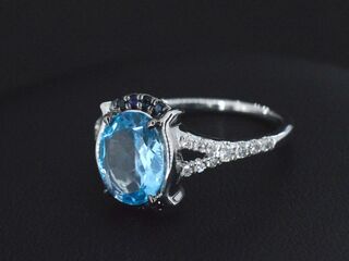 Witgouden ring met diamanten en mooie edelstenen