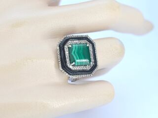 Ring met centraal groene malachiet omringt door witte natuurlijke diam
