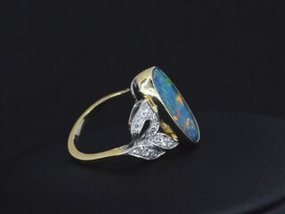 Gouden ring met diamanten en opaal