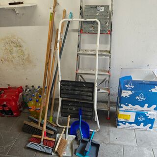 Keukentrapjes en bezems