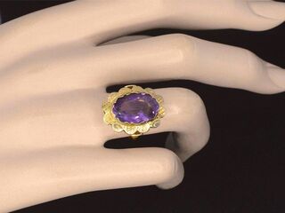 Gouden ring met een natuurlijke amethist