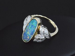 Gouden ring met diamanten en opaal