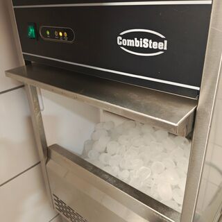 IJsblokjes machine met onderstel, Combisteel, VDB 26