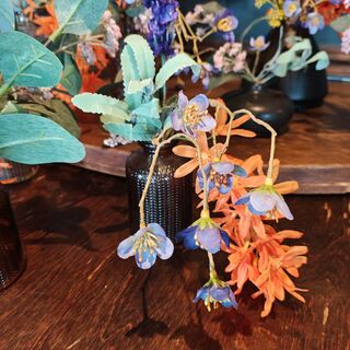 Diverse vaasjes met kunststof bloemen