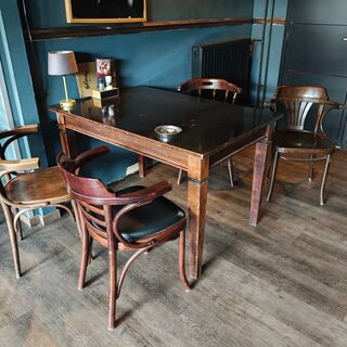 4x Tafel met 4 stoelen