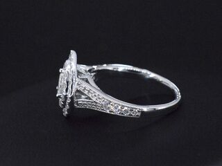 Witgouden druppelvormige entourage ring met diamanten