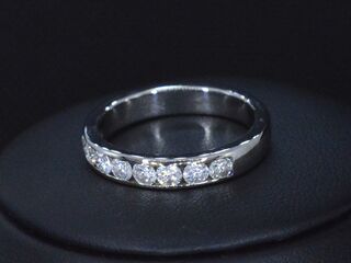 Witgouden half alliance ring met diamant