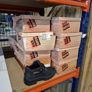 Ca. 13x Paar schoenen, Badboys, Lage zwarte en hoge bruine, Zwart