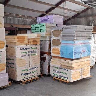 Partij divers isolatiemateriaal, O.a. Kingspan, op 3x pallet