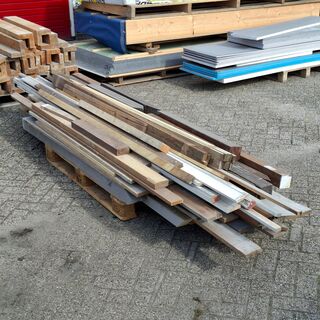 Partij divers hout restmateriaal op 2x pallet