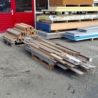 Partij divers hout restmateriaal op 2x pallet