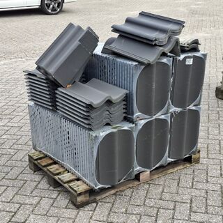 Pallet met diverse dakpannen Antraciet
