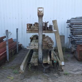 Partij betonnen profielen met stelling