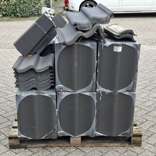 Pallet met diverse dakpannen Antraciet