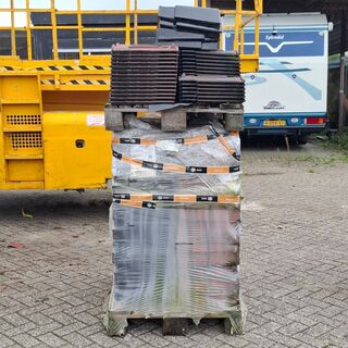 2x Pallet met diverse dakpannen Zwart