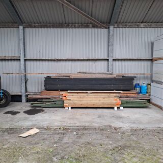 Partij diverse houten planken en balken