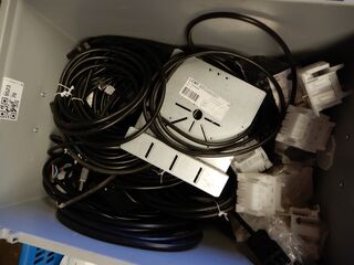 Kist met diverse elektra
