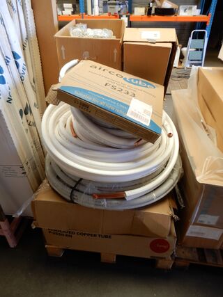 Pallet met diverse aircotoebehoren