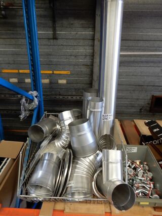Diverse aluminium hulpstukken in draadmand, Burgerhout, aluminium