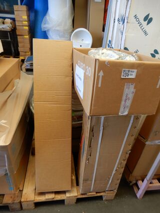 Pallet met diverse aircotoebehoren