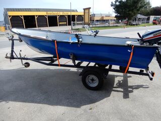 Boot met motor, trailer en diverse benodigdheden, blauw