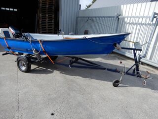 Boot met motor, trailer en diverse benodigdheden, blauw