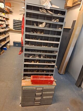 4x Magazijnstelling met installatiemateriaal