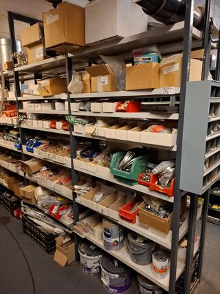 Partij installatiemateriaal in 2mtr stelling