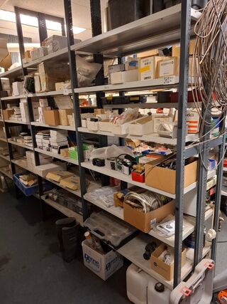 Partij installatiemateriaal in 2mtr stelling