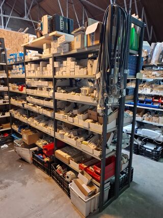 Partij installatiemateriaal  o.a. Busch-Duro, Gira, Grohe, Geberit, et