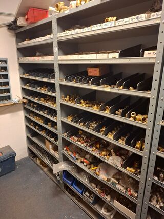Partij installatiemateriaal in 2x magazijnkast