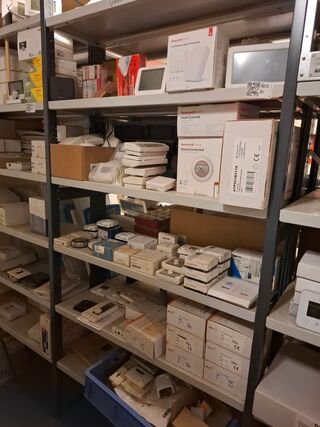 Partij installatiemateriaal in 1mtr stelling, O.a. Honeywell, Remeha,