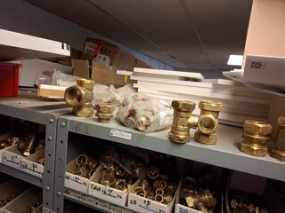 Partij installatiemateriaal in 2x magazijnkast