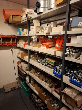 Partij installatiemateriaal in 2mtr stelling