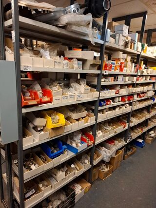 Partij installatiemateriaal in 2mtr stelling