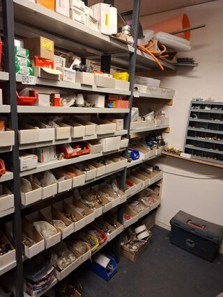 Partij installatiemateriaal in 2mtr stelling