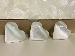 Ca. 50x Seleniet hartjes, wit
