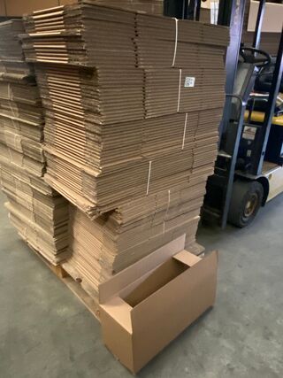 Ca. 105x Verzenddozen, dubbelgolf, 2 maten