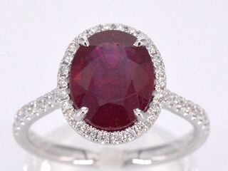 Witgouden entourage ring met diamanten en robijn