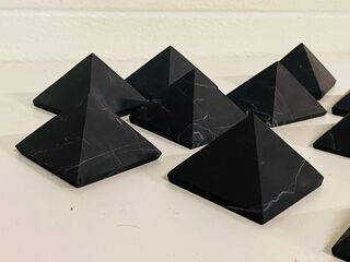 Ca. 12x Shungiet piramide ongepolijst