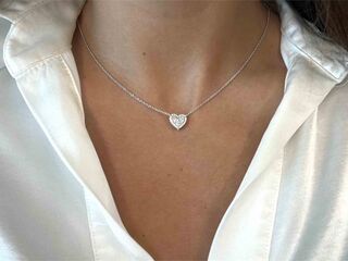 Witgouden hartvormige hanger en collier vol met diamanten