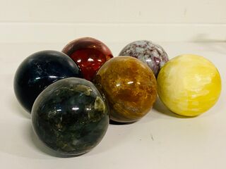 6x Edelsteenbollen in houten kist