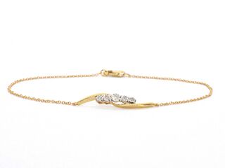 Gouden armband met diamanten in een rij gezet