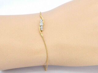 Gouden armband met diamanten in een rij gezet